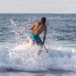 Hombre haciendo paddle board en el mar de Sayulita - man surfing in mexico